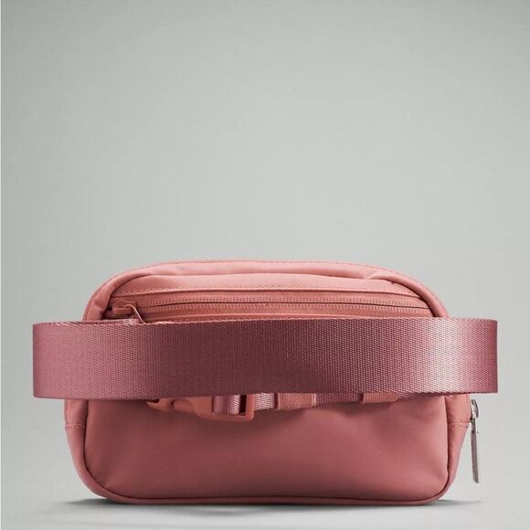 NWT EXTENDED STRAP lululemon everywhere belt bag 1L - pink pastel, strawberry - Picture 3 of 11